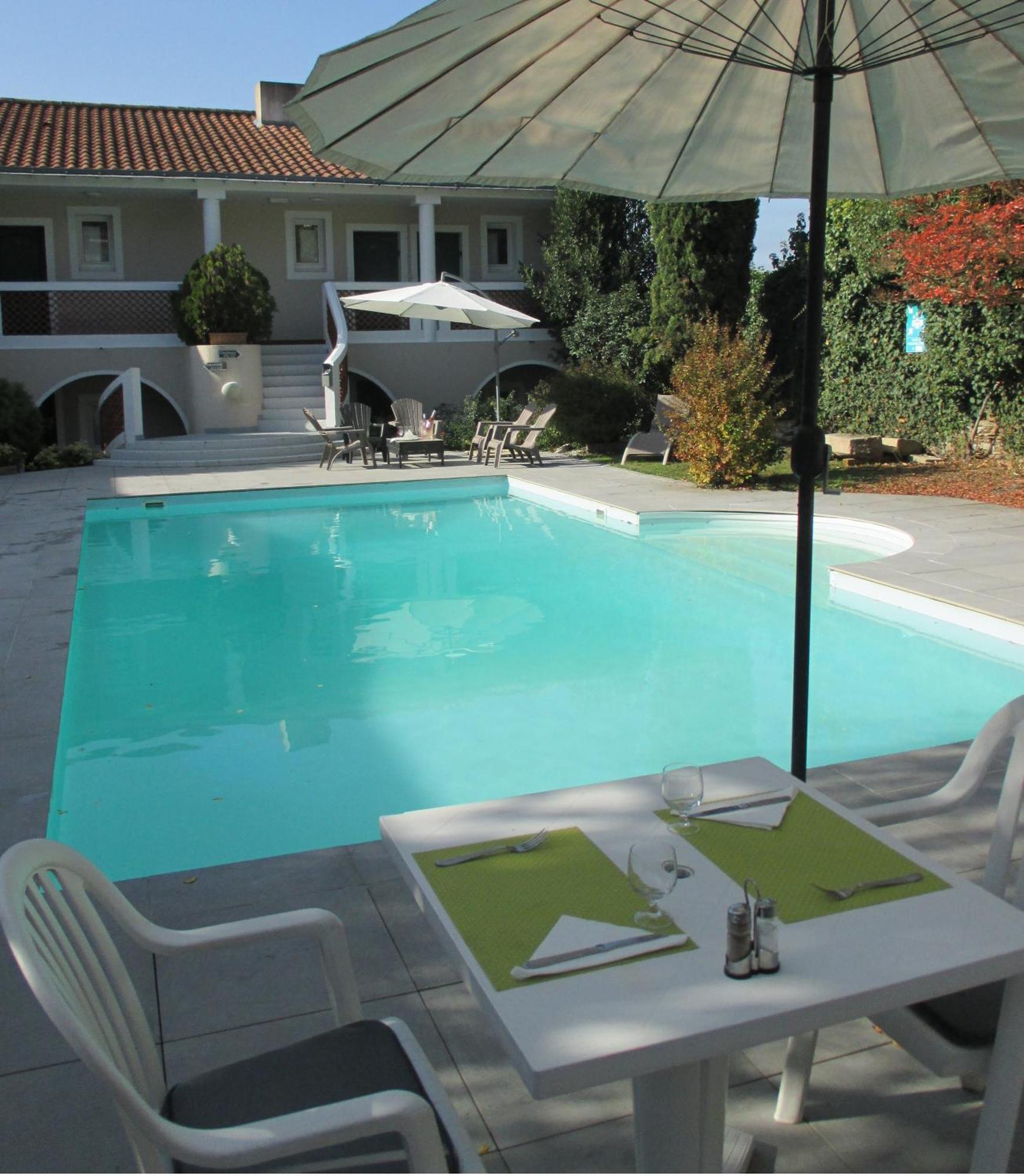 Hotel Restaurant Les Voyageurs Montaigu-Vendee Exterior photo